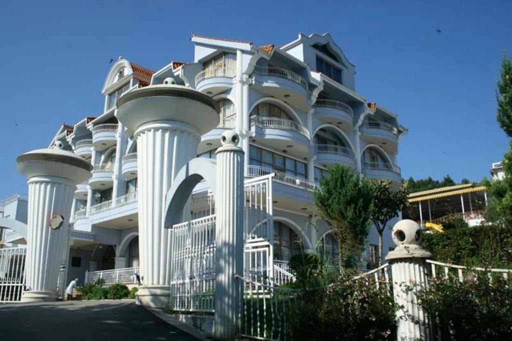Eklips Hotel Tirana Esterno foto